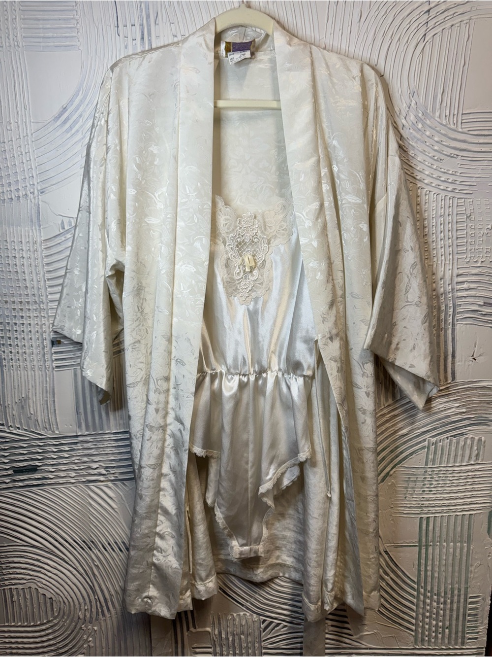 Vintage 90’s Ivory Satin Lace-Detail Robe and Romper Set N0879